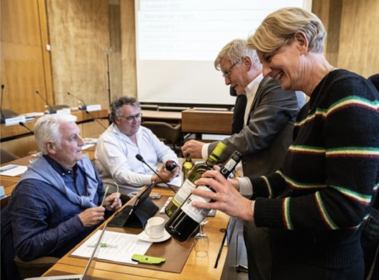 Philippe Dejaegher en Liesbet Maddens delen flessen wijn uit aan de Groen-fractie Philippe Dejaegher en Liesbet Maddens delen flessen wijn uit aan de Groen-fractie